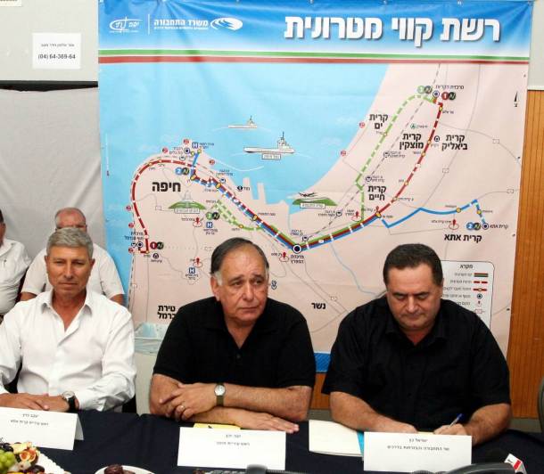 "יום היסטורי". שר התחבורה ישראל כץ, ראש עיריית חיפה יונה יהב וראש עיריית קרית אתא יעקב פרץ