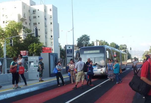 נוסעים חסמו את מסלול המטרונית (צילום: לירון סופר)