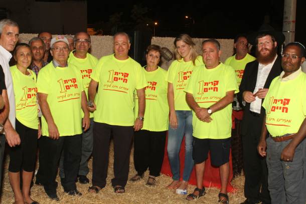 קרית חיים אחת בארוע פתיחת המטה יחד עם הרב לוי אוירכמן | צילום: מיכאל אזיורוב