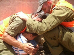 חיילים מגנים על ילד בעת אזעקה (ארכיון)