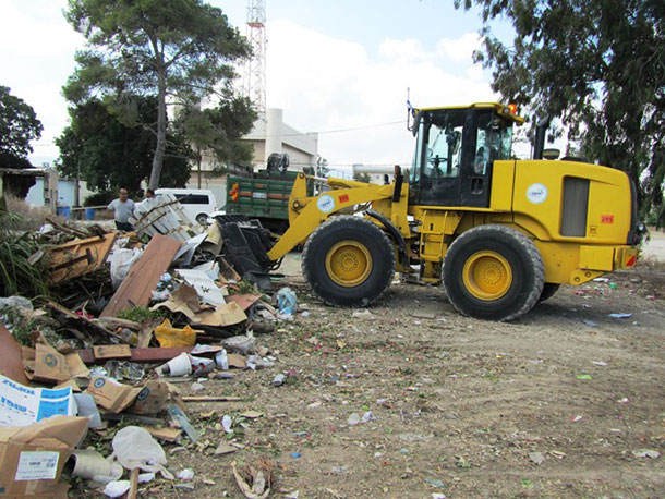 דחפור של עיריית חיפה במזבלה הפיראטית בקרית חיים